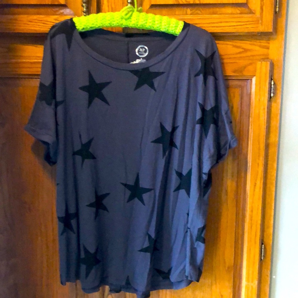Maurices Dark grey tee with black stars 3X